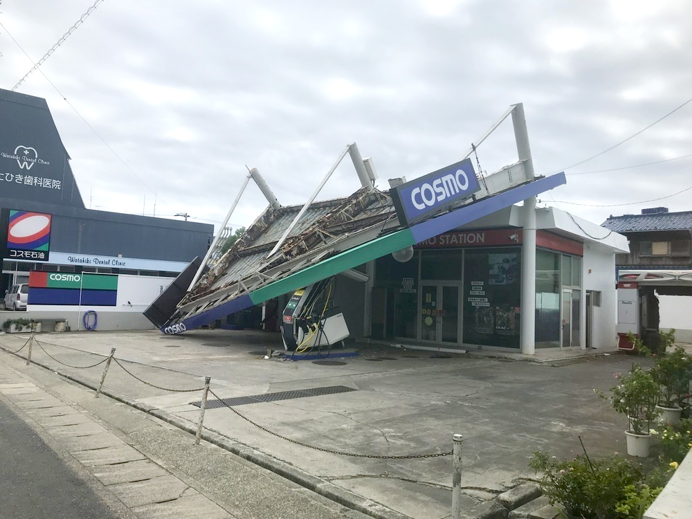 崩れ落ちたガソリンスタンドの屋根（館山市内）